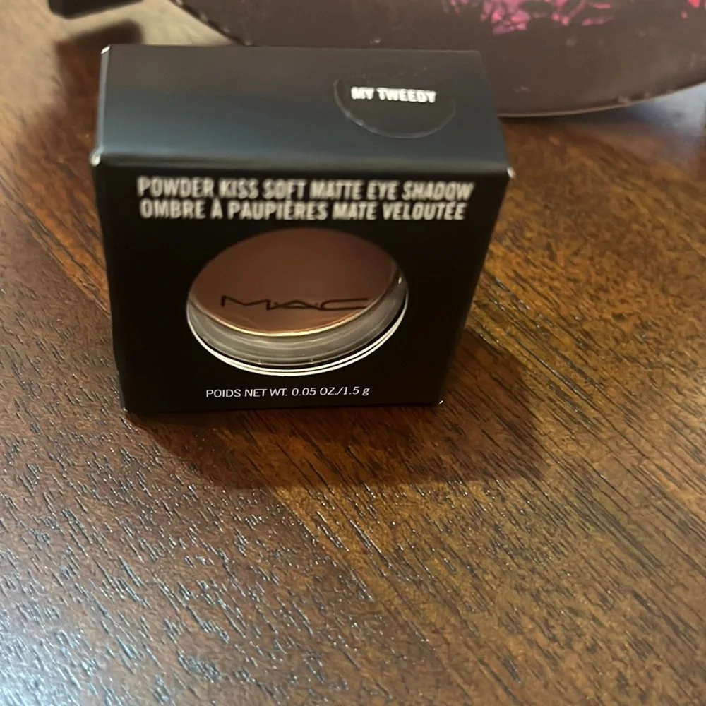 MAC “My Tweedy” Powder Kiss Eye Shadow new in original box